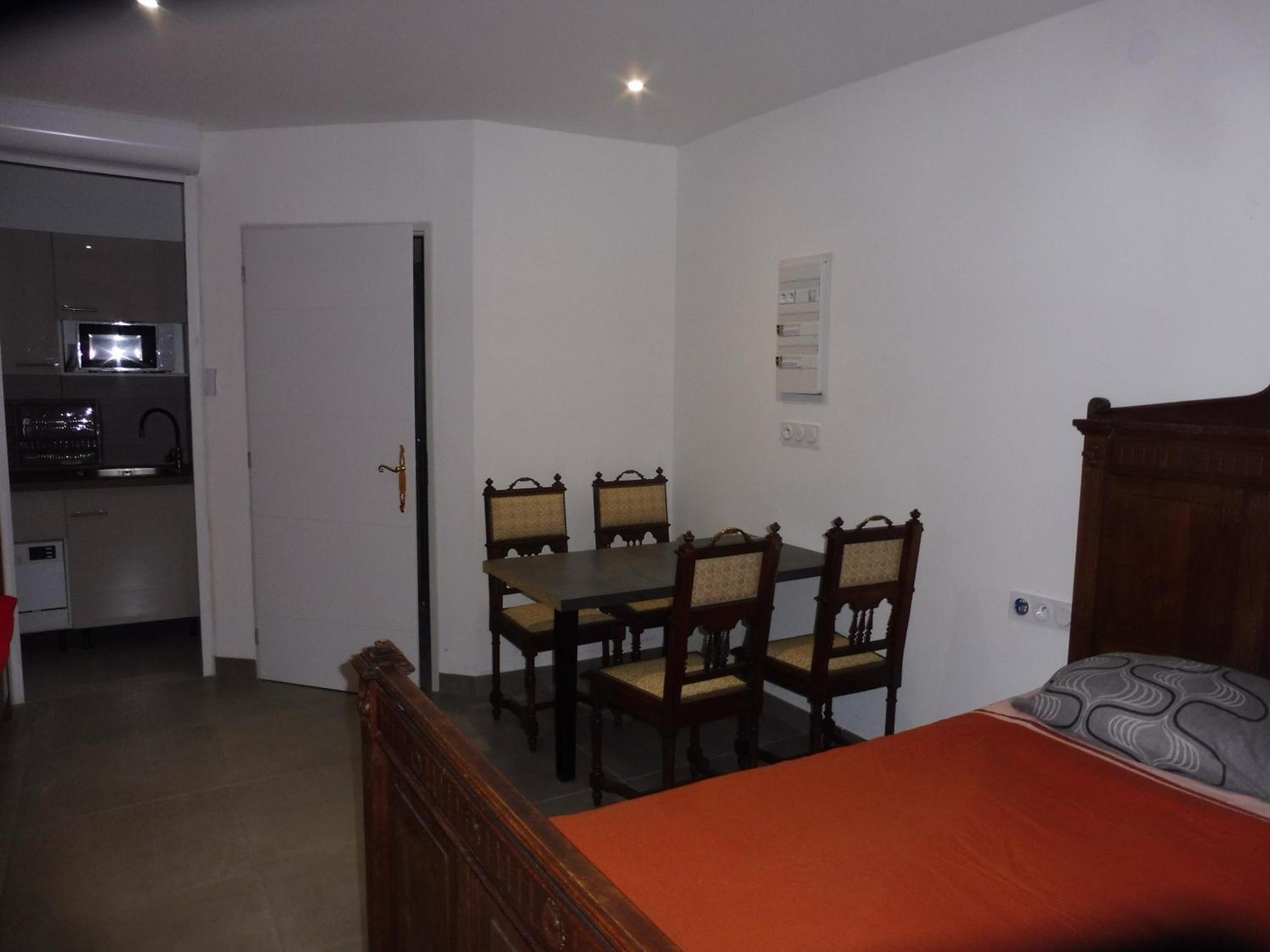 4 Meublees Et Un Seul Avec Petite Cuisine Privatunterkunft *